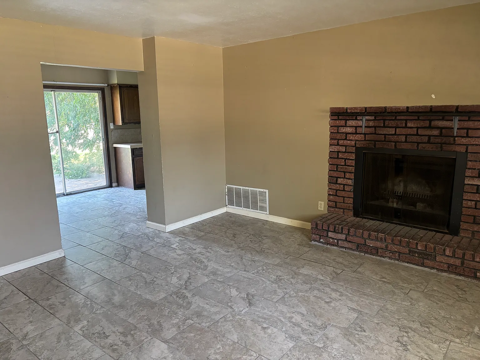 3 bed, 1.5 bath, 1016 sqft, $1,250 — Photo 3