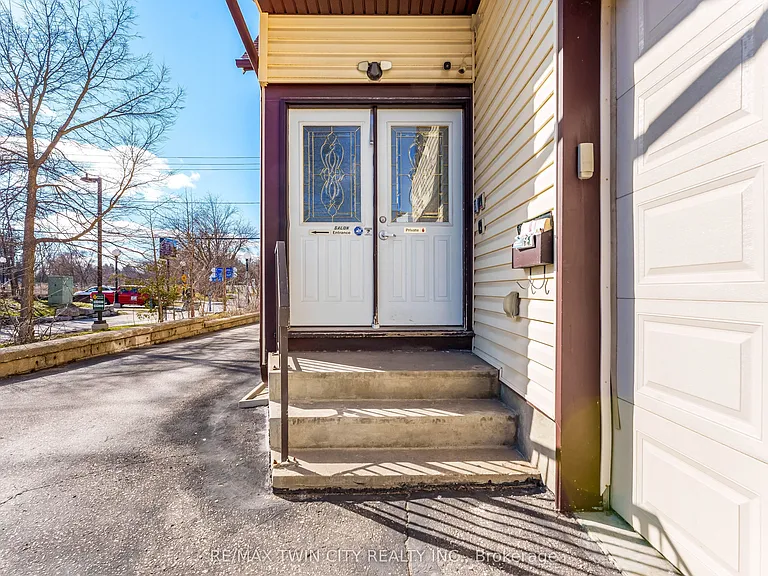 561 Queen St S #UPPER — Photo 27