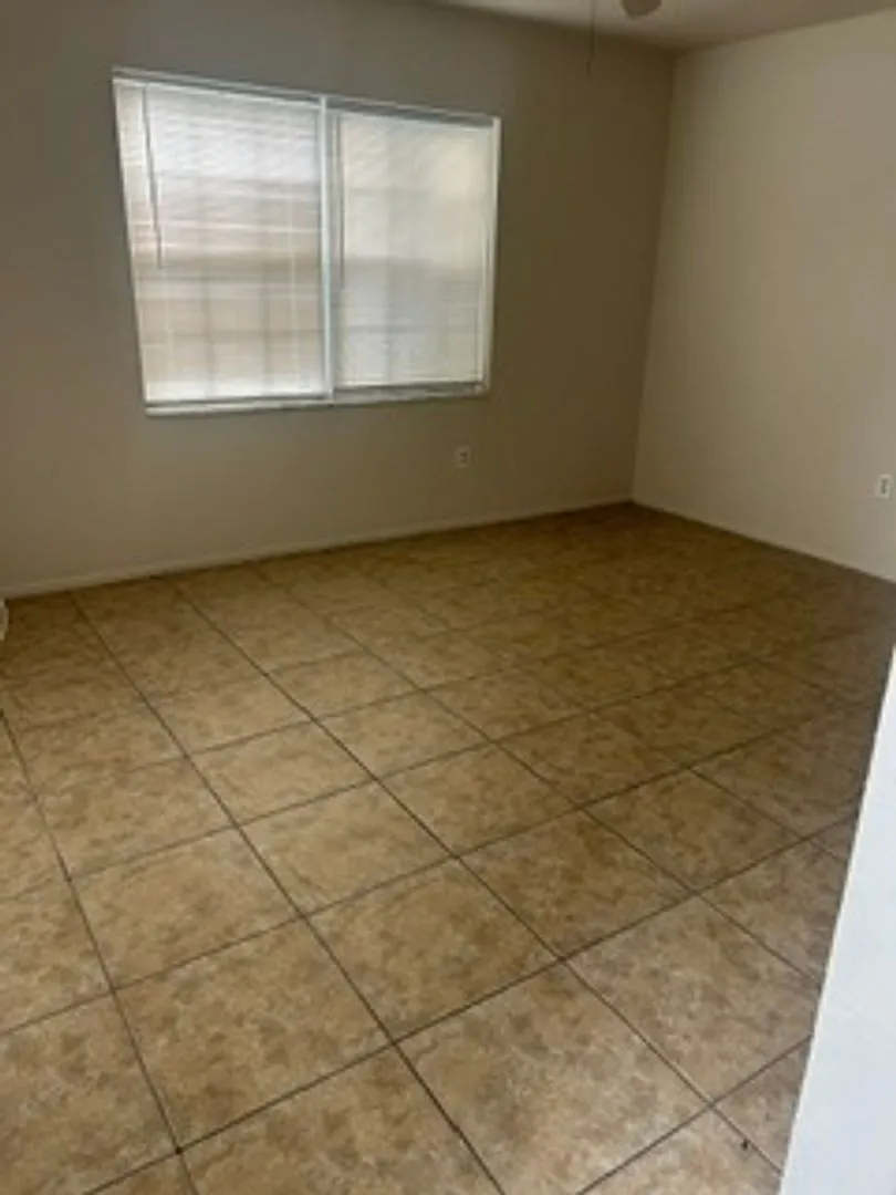 Large 2 bed 1 1/2 bath Town house. — Photo 3