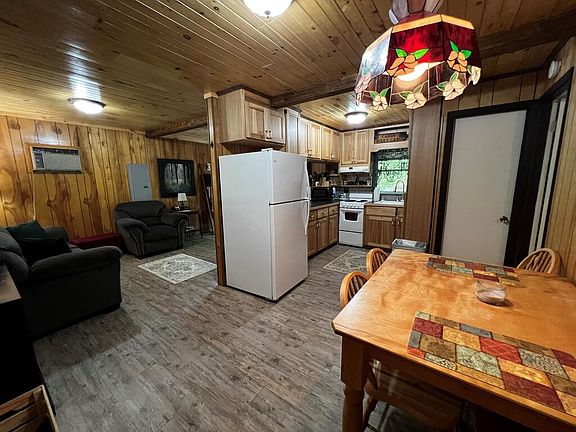 3rd image of 95 Maple Dr