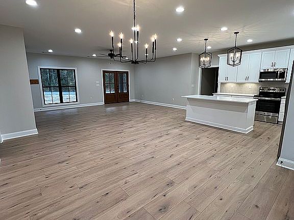 4th image of 220 Robert Lee Dr