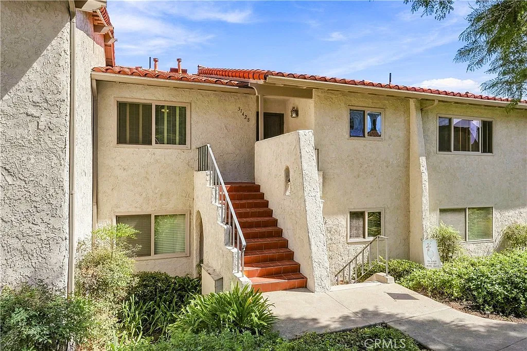 3 bed, 1216 sqft, $4,450 — Photo 2