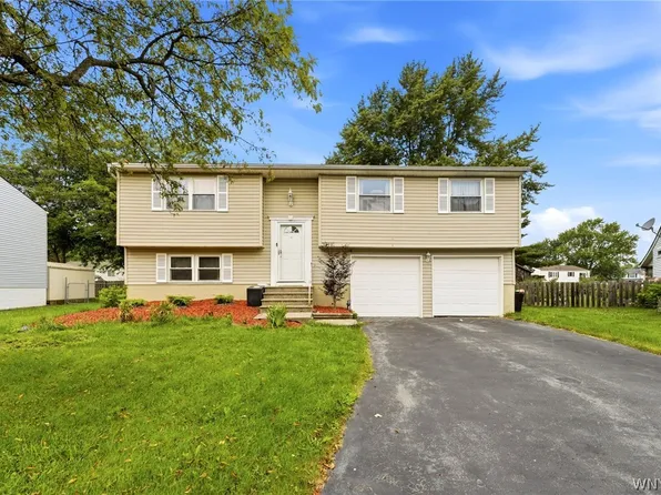 7090 Academy Ln, Lockport, NY 14094