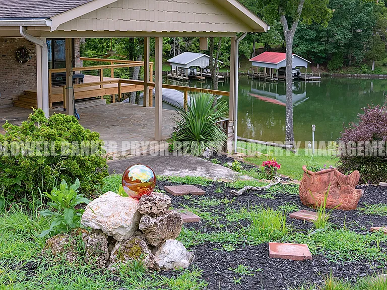 165 Lakeshore Ct — Photo 5