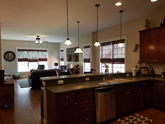 4th image of 544 Academy St