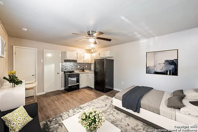 Studio, 1.0 bath, 550 sqft, $625 — Photo 2
