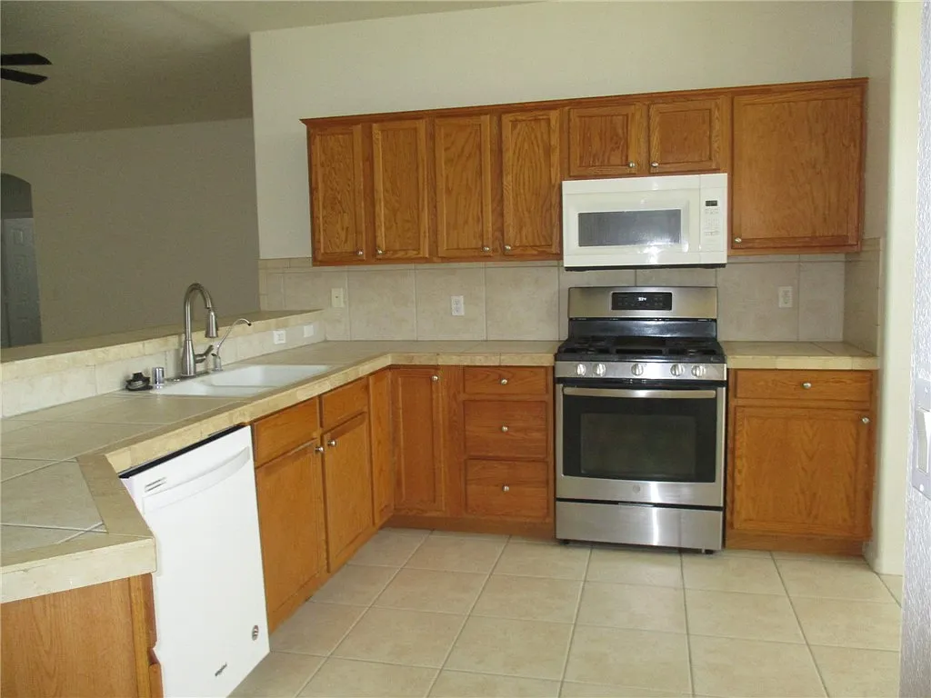 4 bed, 2.0 bath, 2202 sqft, $1,950 — Photo 2