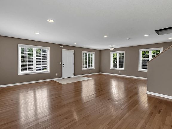 3rd image of 709 Wayzata Blvd E