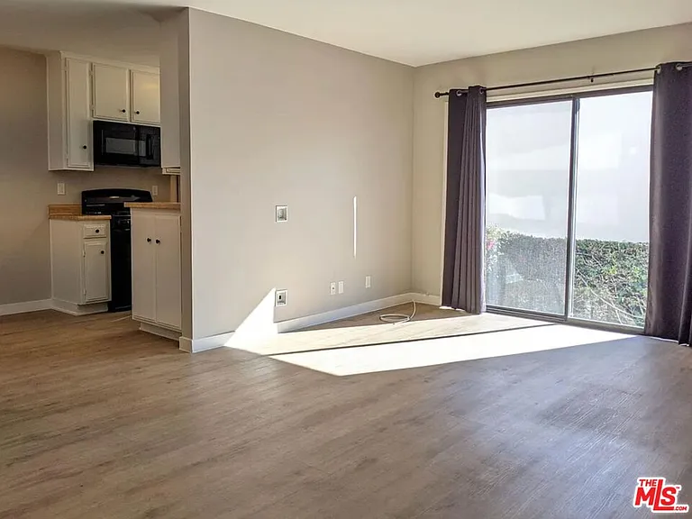 1818 Kelton Ave #104 — Photo 2