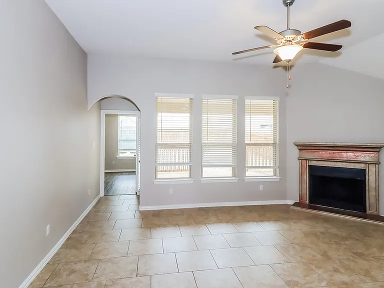 1913 Chimney Dr — Photo 4