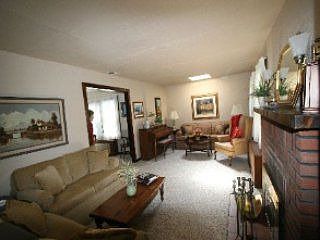 3rd image of 19 Hillview Ave