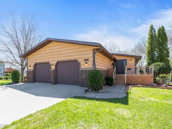 3321 Village Green Dr, Moorhead, MN 56560