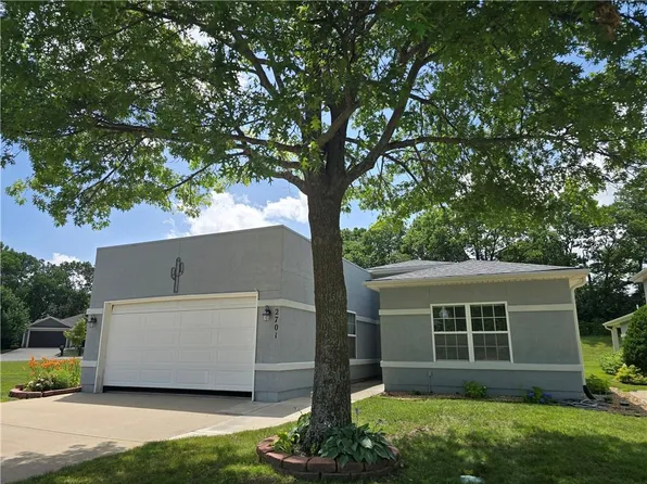 2701 NE Sonora Valley Dr, Blue Springs, MO 64015