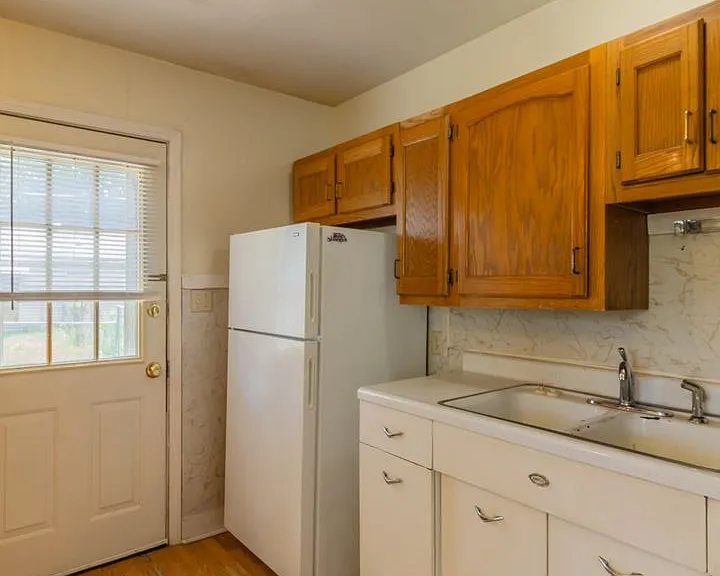 2204 Green Ave — Photo 8