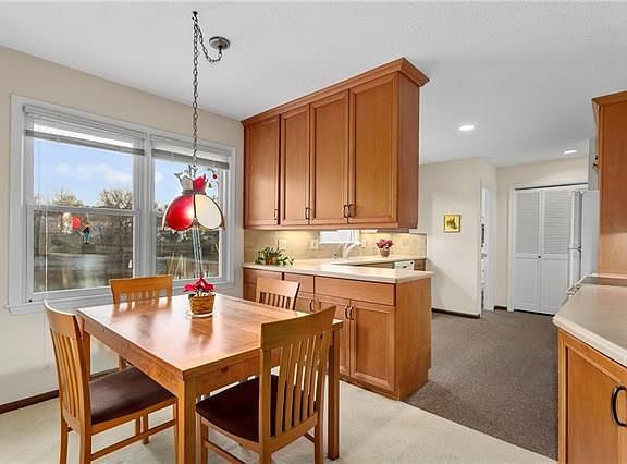 4th image of 901 N Forest Ln