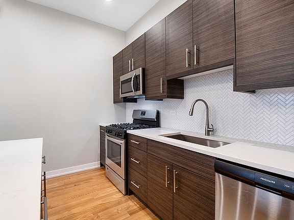 5th image of 1420 N Milwaukee Ave #201