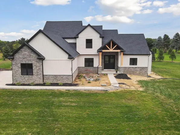 9089 Charter Oak Ln, Saline, MI 48176