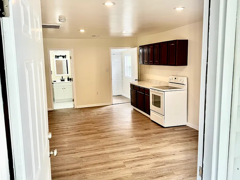 2228 Tate St — Photo 4