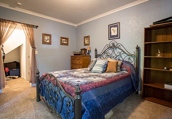 Guest suite with bathroom