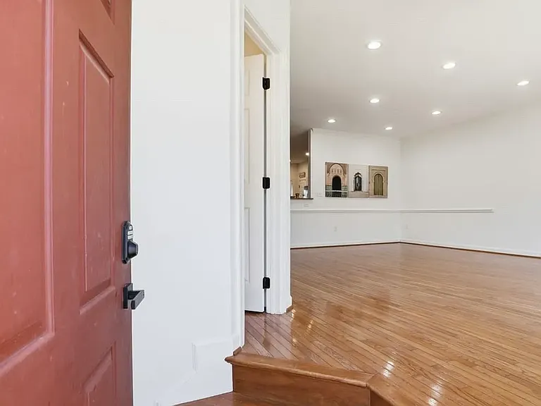 4550 Fair Valley Dr — Photo 3