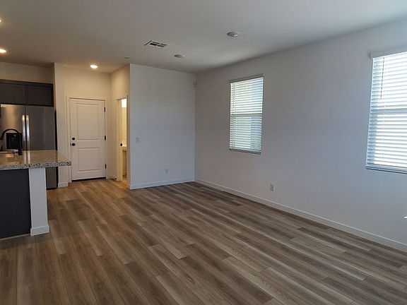 5th image of 176 Freeport View Pl