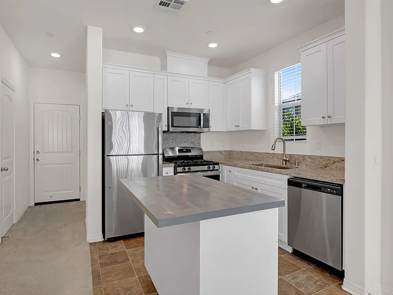 24134 Tuscany Ave — Photo 9