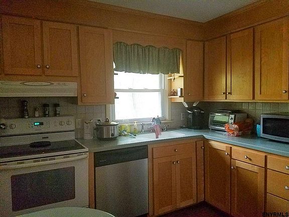 5th image of 80 Saint Stephens Ln W