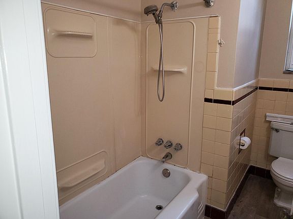 4th image of 2222 Kenwood Blvd #5