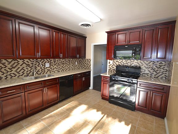 4th image of 8032 Noble Ave