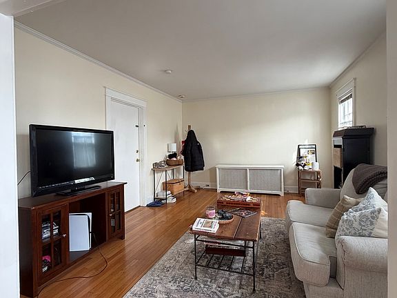 4th image of 100 Colonial Rd #2