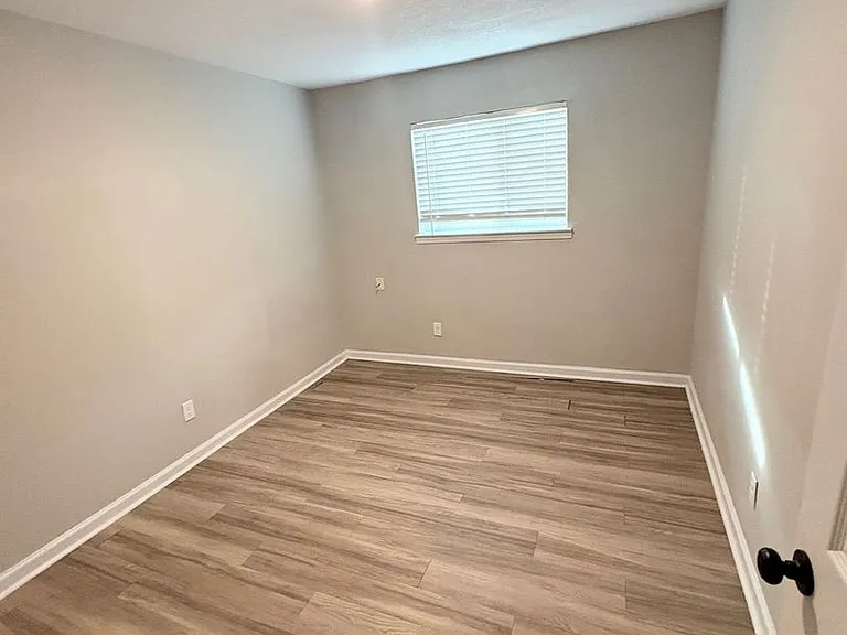 3570 Mynders Ave — Photo 11