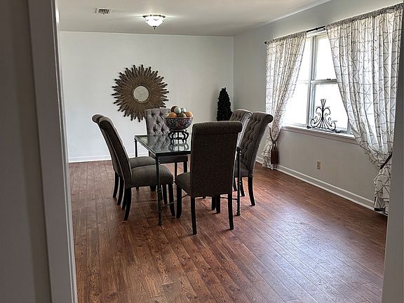 4th image of 405 N Elm St