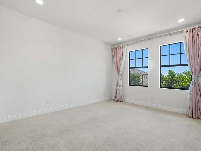 11760 Bayview Cir — Photo 8