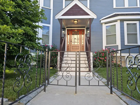 27 Howland St #Penthouse 1, Dorchester, MA 02121