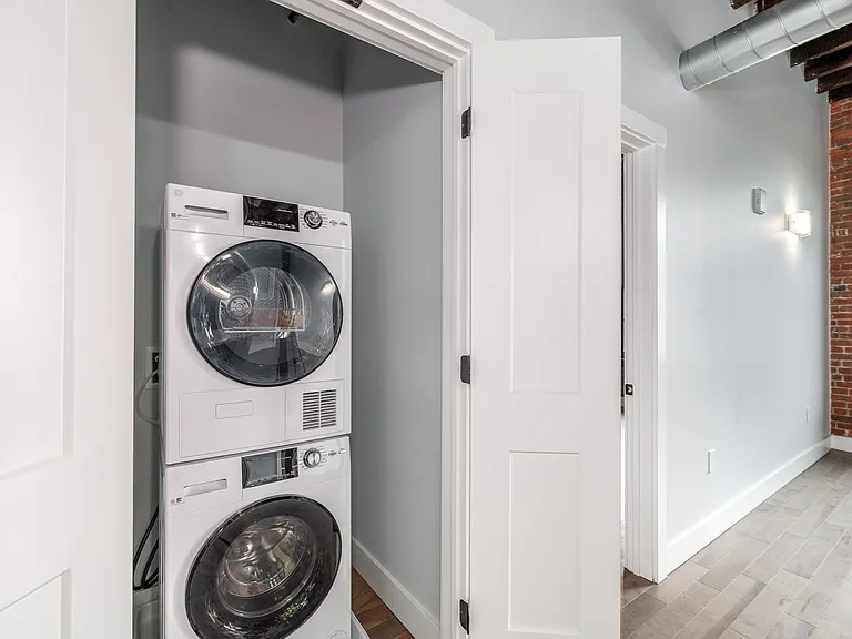 Hotel Street Apartments — Photo 17