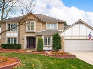 572 Rolling Green Cir N, Rochester Hills, MI 48309