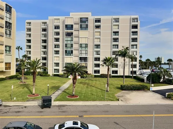 851 Bayway Blvd APT 902, Clearwater, FL 33767