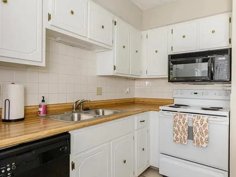 2330 Highland Hill Dr — Photo 5