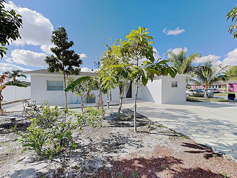 1230 SW 6th Way — Photo 2