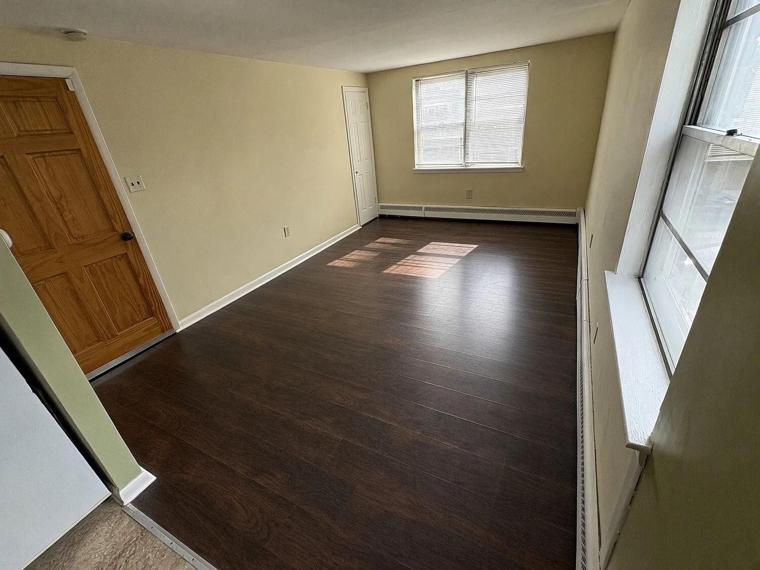 1 bed, 420 sqft, $1,050 — Photo 2