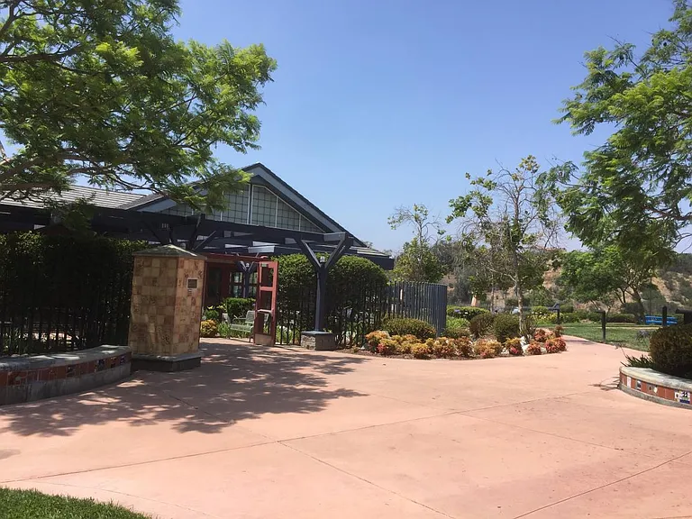 2021 Manzana Way — Photo 9