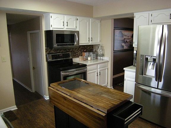 2nd image of 6864 Oak Manor Dr