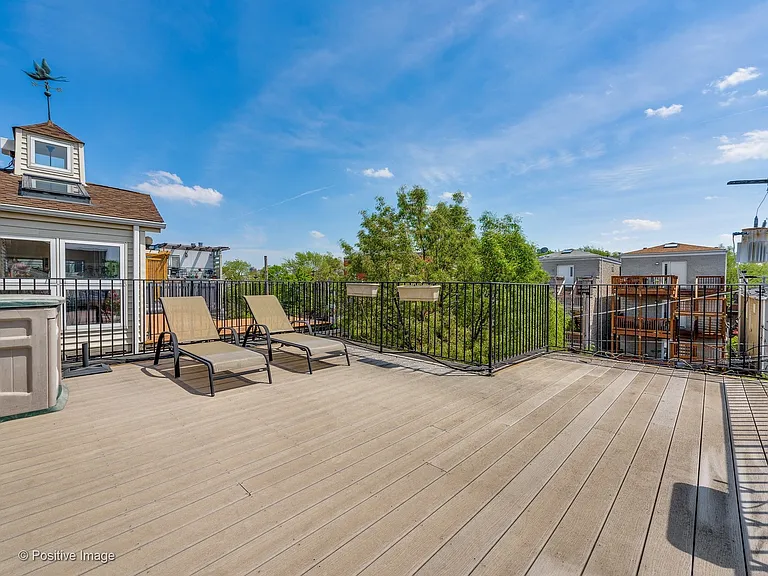 1213 W Roscoe St — Photo 26