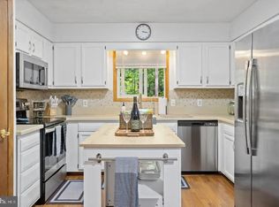 635 Patriot Ln, Pocono Summit, PA 18346