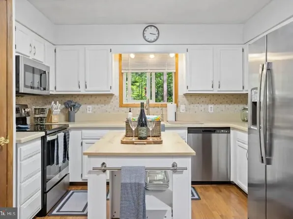 635 Patriot Ln, Pocono Summit, PA 18346