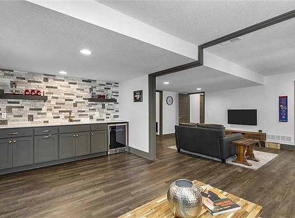 4th image of 15226 Oakmont St