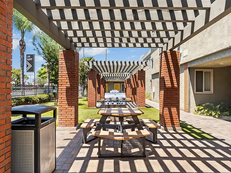 California Palms Apartments — Photo 33