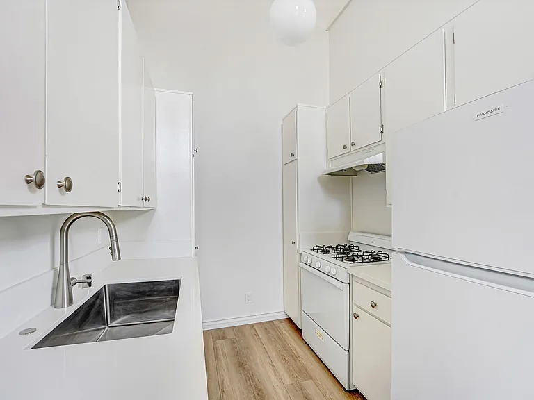 3415 McLaughlin Ave in Mar Vista! Steps to toe Mar Vista Rec Center! — Photo 6