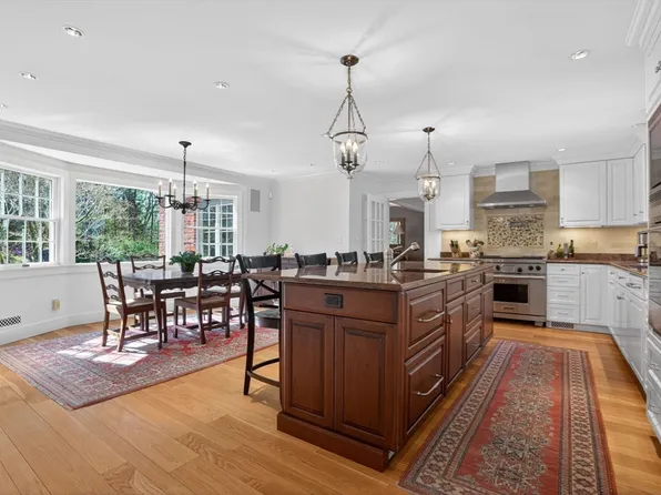 8 Buttercup Ln, Dover, MA 02030