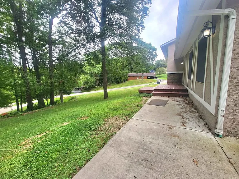 825 Jonathan Ln — Photo 10